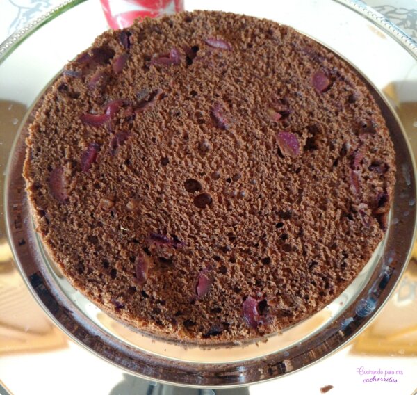 tarta de chocolate y cerezas