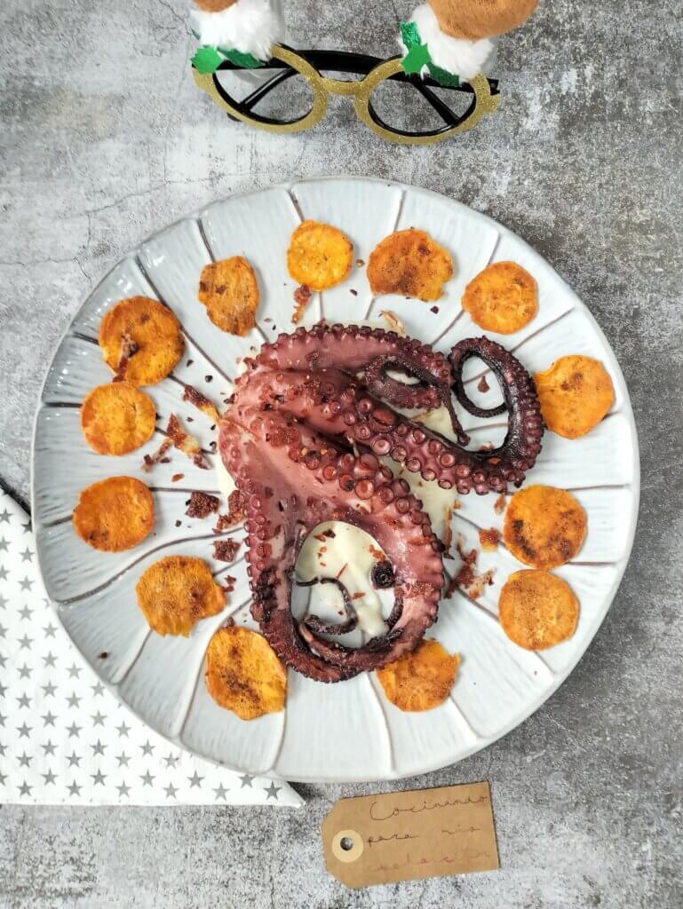 Octopus con parmentier de patata, chips de boniato y crujiente de queso