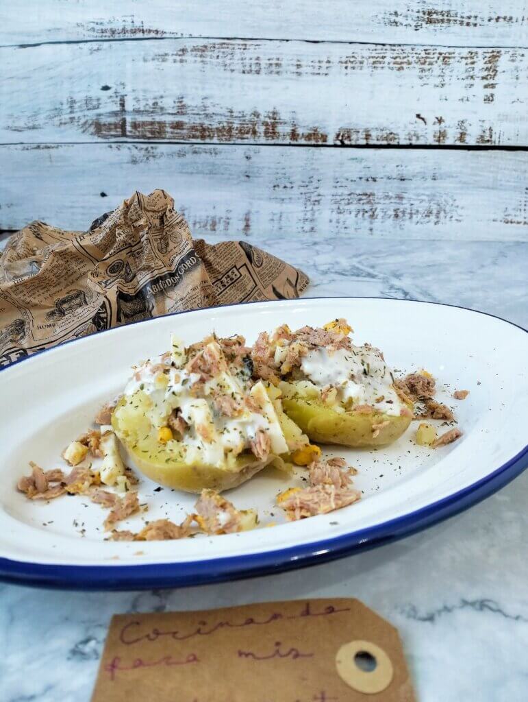 Patata asada rellena de atún