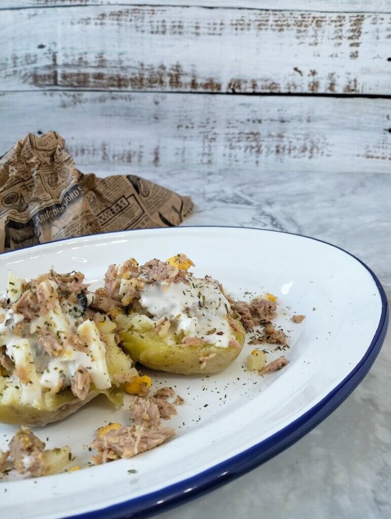 Patata asada rellena de atún