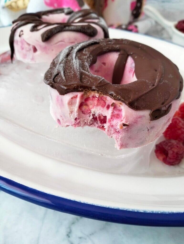 Dónut helado de frambuesa
