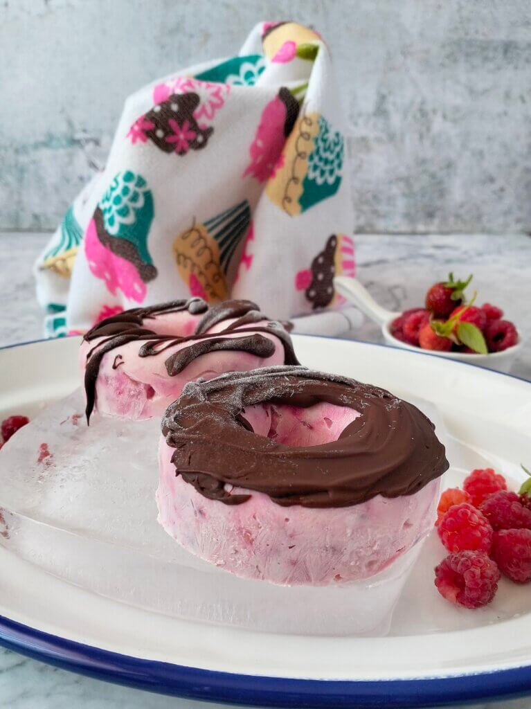 Dónut helado de frambuesa