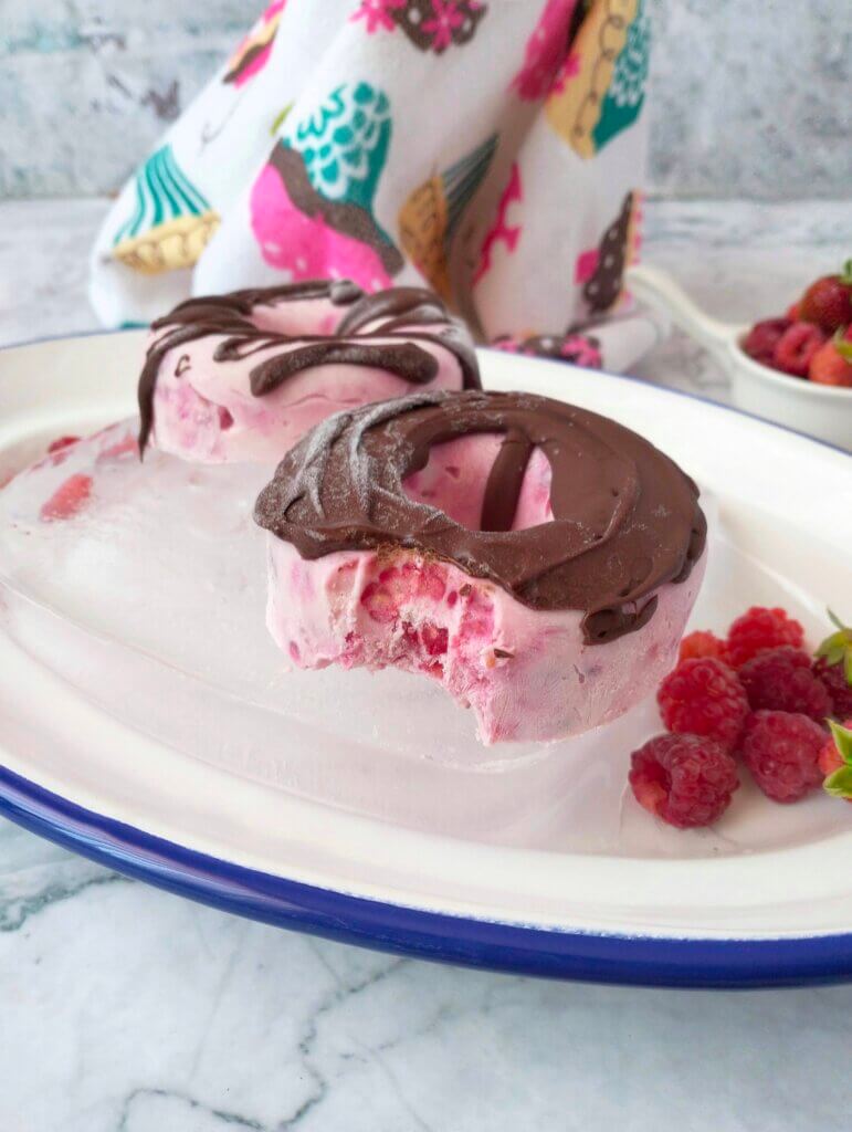 Dónut helado de frambuesa