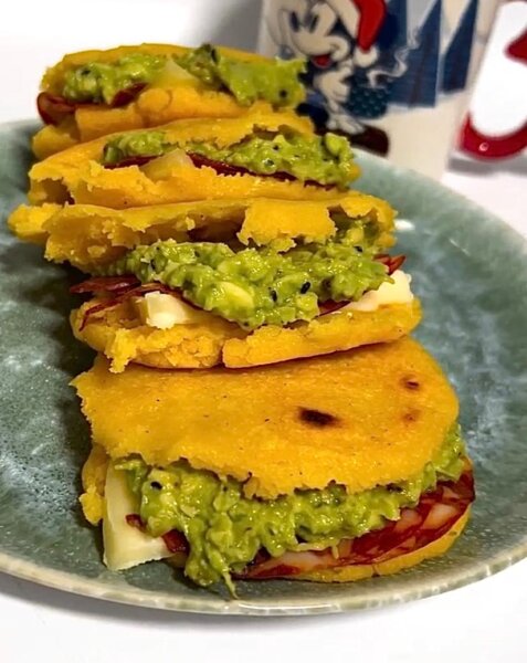 arepas chorizo aguacate queso