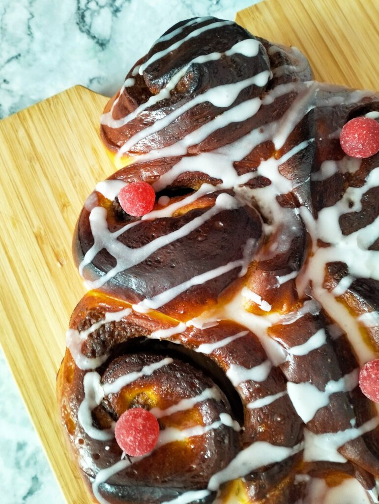 cinnamon rolls christmas tree