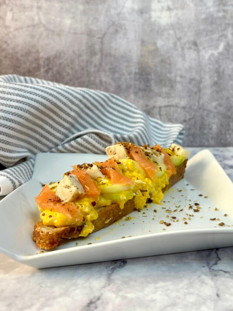 Tosta de huevos revueltos con salmón