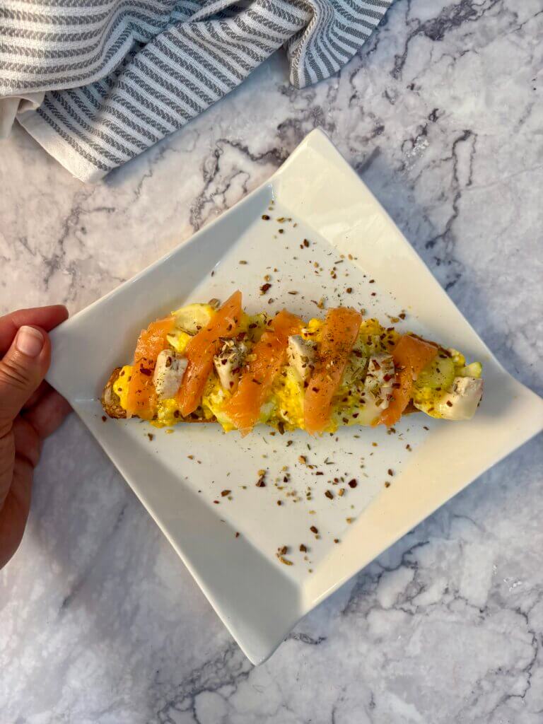 Tosta de huevos revueltos con salmón