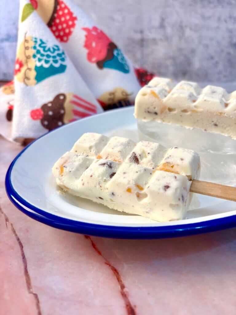 Stracciatela y melocotón