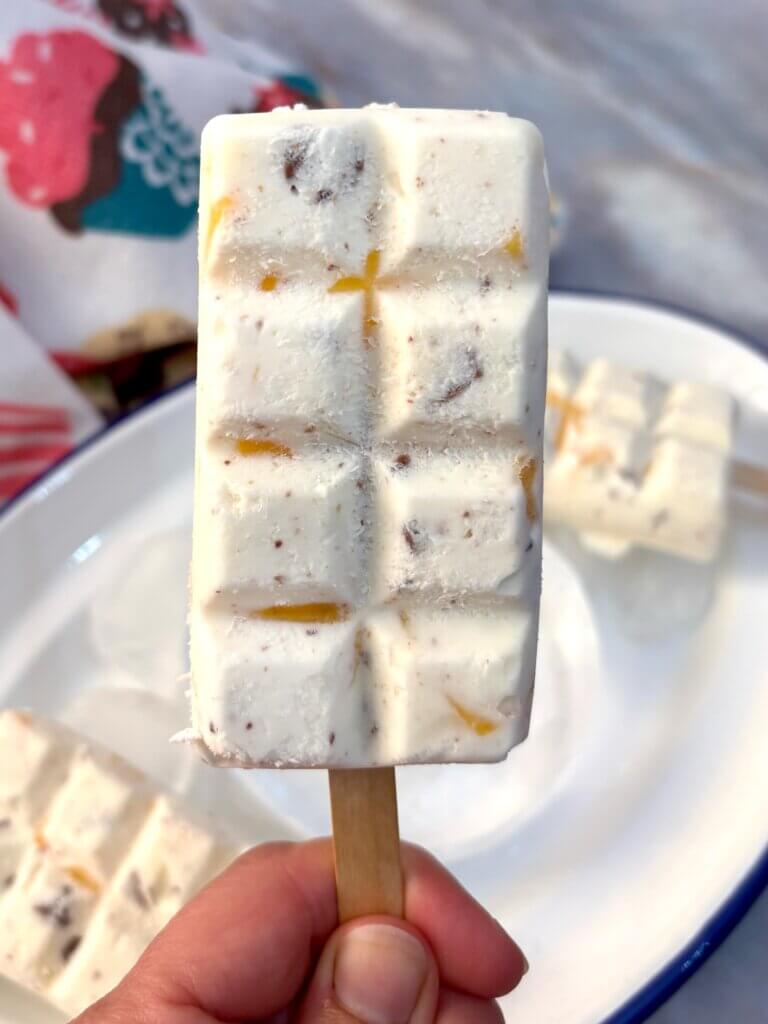 Stracciatela y melocotón