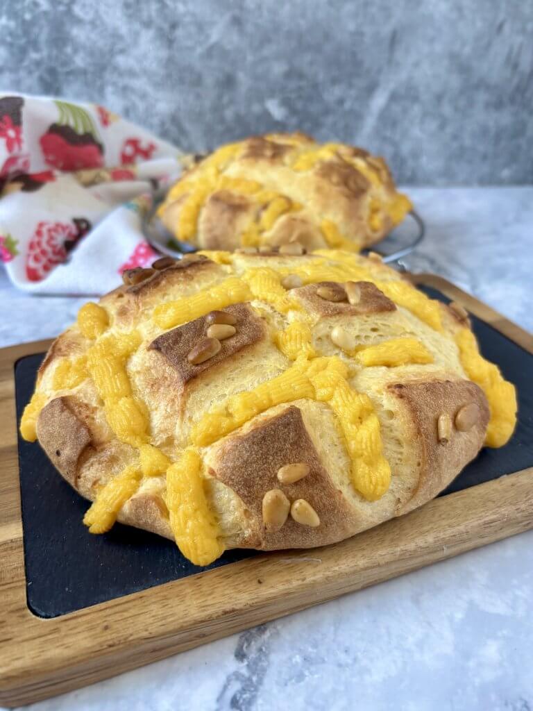 Coca de San Juan rellena de crema
