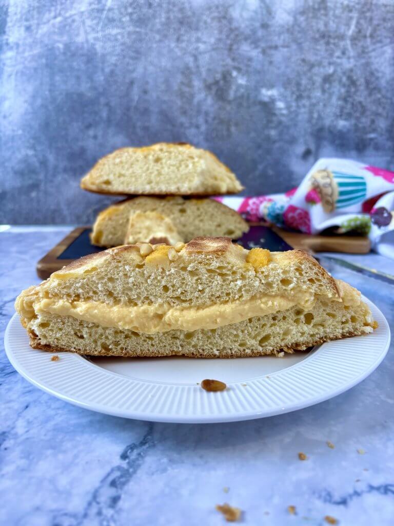 Coca rellena de crema