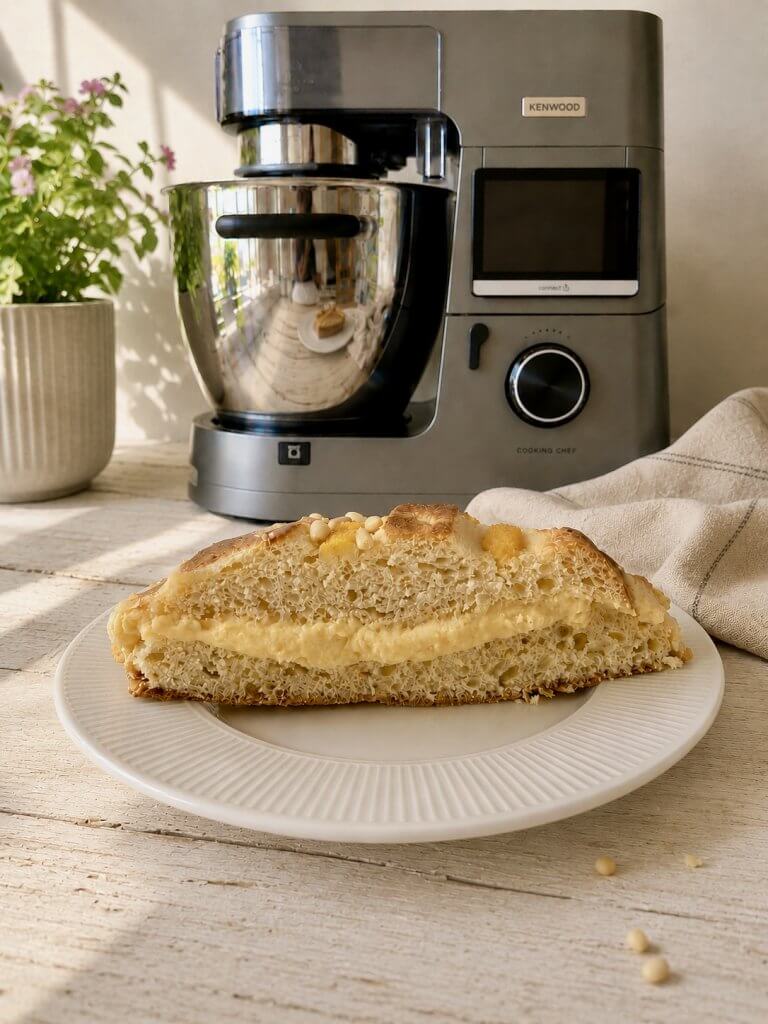 Coca de San Juan rellena de crema