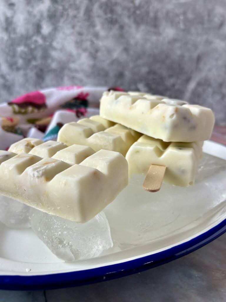 polos de yogur, galleta y melocotón