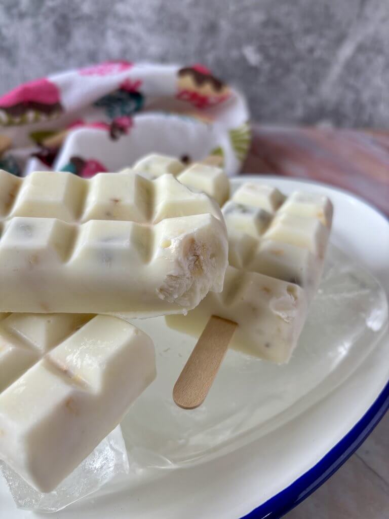 polos de yogur, galleta y melocotón